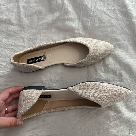 🟡 CLEARANCE DONATING SOON NWT Women's Cream Flats size 6 - Picture 2 of 3